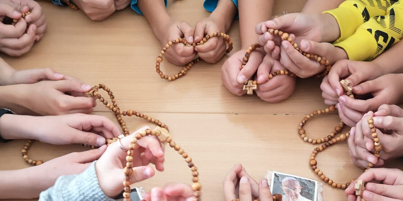 1-mio-kinder-beten-rosenkranz-titel-2048×0-c-default